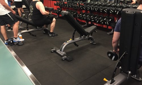 nền xanh và nền đen với gạch lót nền phòng GYM ErgoFloor khu vực tập