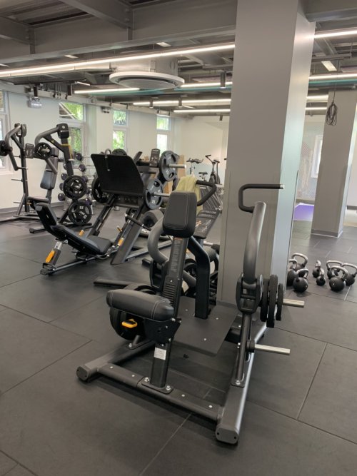 máy tập cùng sàn cao su phòng gym
